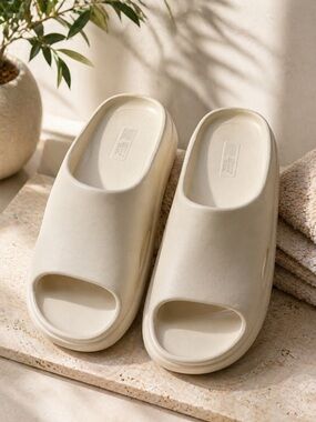 Chunky Slide Sandals in Cream women’s 11/12 men’s 9/10.